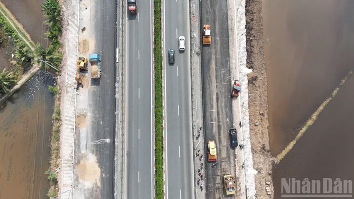 Thi công đoạn từ 4 lên 8 làn xe mở rộng cao tốc Thành phố Hồ Chí Minh-Long Thành.
