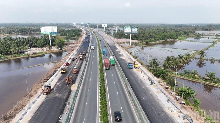 Về sản lượng hiện tổng thể dự án đã thi công đạt được 80% và sẽ hoàn thành, thông xe trong tháng 12/2026.