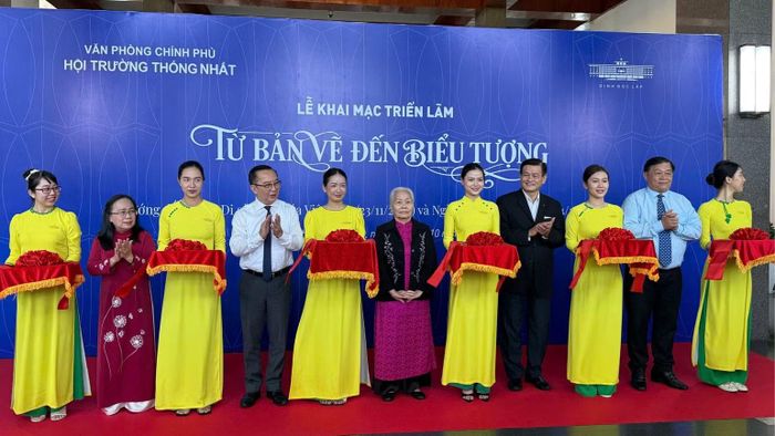 Các đại biểu thực hiện nghi thức cắt băng khai mạc triển lãm. (Ảnh: Ban tổ chức)