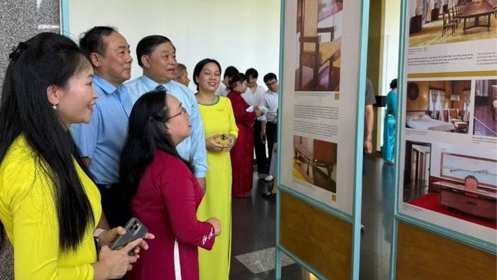Các đại biểu tham quan triển lãm. (Ảnh: Ban tổ chức cung cấp)