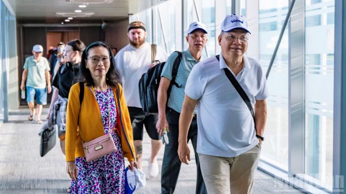 Những hành khách trên chuyến bay thương mại đầu tiên hạ cánh tại đường băng số 2 Cảng hàng không quốc tế Phú Quốc. (Ảnh: ÁNH DƯƠNG)