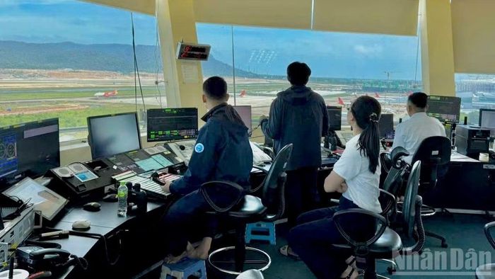 Các kiểm soát viên không lưu thuộc Tổng Công ty Quản lý bay Việt Nam (VATM) đã điều hành 38 chuyến bay đến/đi tại đường cất hạ cánh số 2 Cảng hàng không quốc tế Phú Quốc. (Ảnh: THÙY DUNG)