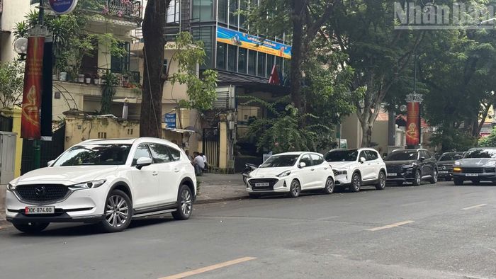 Về lâu dài, cùng với điều tiết nhu cầu đỗ xe tại khu vực trung tâm, Hà Nội cần tiếp tục phát triển các bãi đỗ tập trung, điểm gửi xe kết nối với vận tải công cộng và các giải pháp thanh toán thuận tiện.