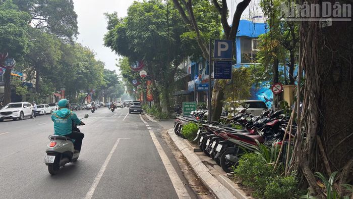 Không chỉ ô-tô, giá trông giữ xe máy cũng tăng. Giá gửi theo lượt ban ngày tăng từ 5.000 đồng lên 10.000 đồng; ban đêm tăng từ 8.000 đồng lên 15.000 đồng; gửi cả ngày và đêm tăng từ 12.000 đồng lên 25.000 đồng/lượt.