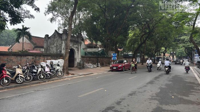 Theo ghi nhận của phóng viên, sáng 29/10, tại các điểm trông giữ ô-tô trên những tuyến phố Văn Miếu, Quang Trung và Trần Hưng Đạo, lượng phương tiện đỗ ngày và đêm giảm so với trước thời điểm điều chỉnh giá.