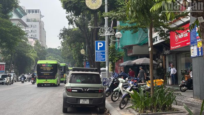Tại 12 tuyến phố thuộc khu vực đô thị lõi cần hạn chế phương tiện, giá trông giữ ô-tô đến 9 chỗ ngồi và xe tải dưới 2 tấn theo lượt 60 phút tăng từ 30.000 đồng lên 50.000 đồng. Với các tuyến phố còn lại trong Vành đai 1, mức giá tương ứng tăng từ 25.000 đồng lên 45.000 đồng/lượt.