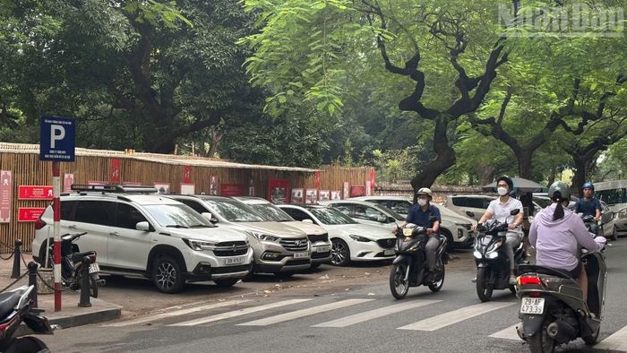 Với những người thường xuyên làm việc tại khu vực trung tâm, gửi xe gần nơi làm việc vẫn là nhu cầu thiết yếu; trong khi đó, những người ít sử dụng ô tô có xu hướng cân nhắc lại khoản chi phí này.