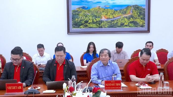 Ông Nguyễn Đức Thịnh, Phó Tổng Giám đốc Vietjet Air (áo sơ mi xanh, thứ 2 từ phải qua) trao đổi tại buổi làm việc với Ủy ban nhân dân tỉnh Cà Mau. (Ảnh HỮU TÙNG)