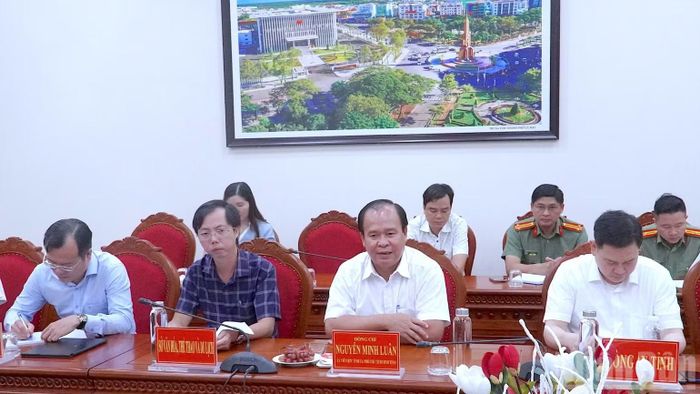 Phó Chủ tịch Ủy ban nhân dân tỉnh Cà Mau Nguyễn Minh Luân (thứ 2 từ phải qua) chủ trì buổi làm việc với Vietjet Air. (Ảnh: HỮU TÙNG)