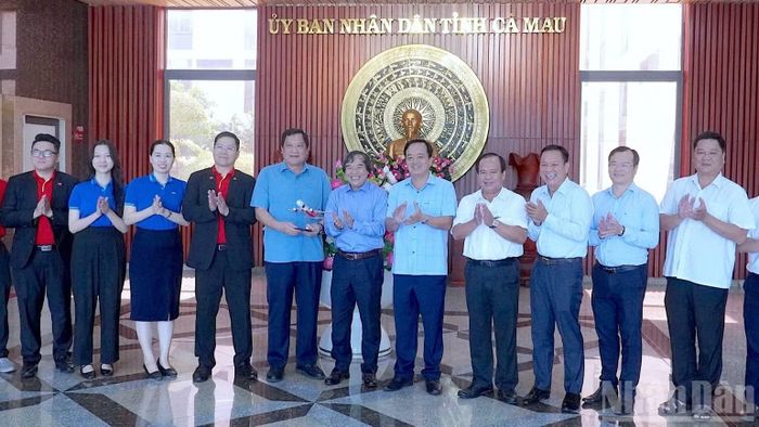 Đại diện lãnh đạo cấp ủy, chính quyền chụp ảnh lưu niệm với Vietjet Air tại sảnh chính tòa nhà Ủy ban nhân dân tỉnh Cà Mau sau buổi làm việc. (Ảnh HỮU TÙNG)