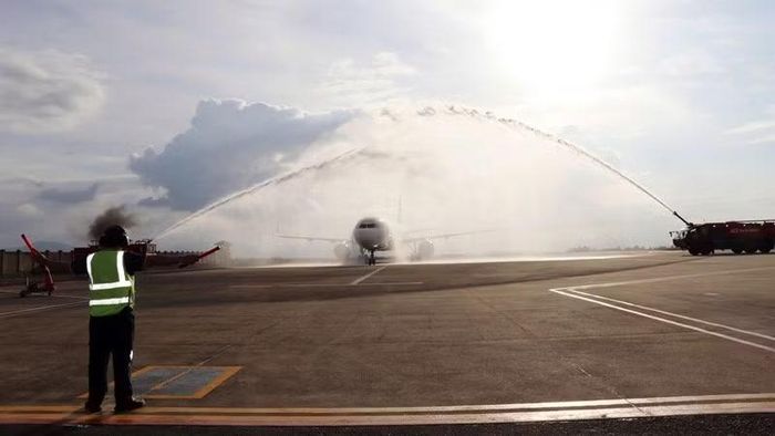 Phun nước tạo cổng đón chuyến bay quốc tế đầu tiên đáp xuống sân bay. (Ảnh: PHÚC THẮNG)