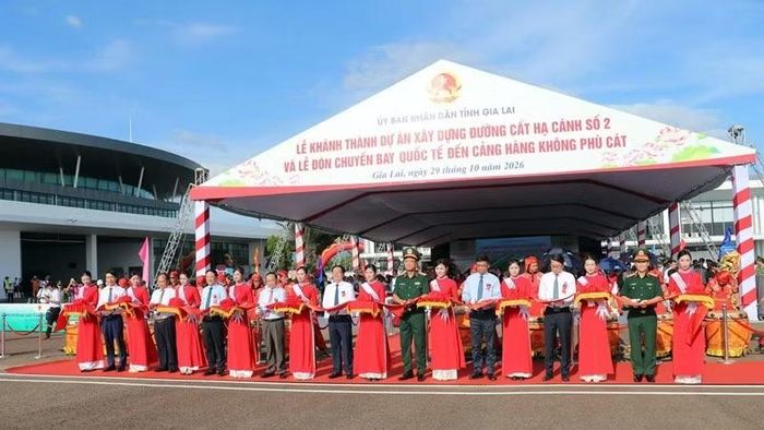 Các đại biểu thực hiện nghi lễ cắt băng khánh thành tại sự kiện. (Ảnh: PHÚC THẮNG)