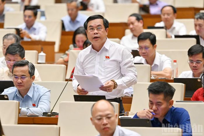 Đại biểu Vương Quốc Thắng (Đoàn thành phố Đà Nẵng) phát biểu tại hội trường. (Ảnh: THỦY NGUYÊN)