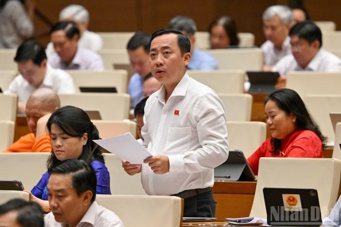 Phó Trưởng Đoàn chuyên trách Đoàn đại biểu Quốc hội thành phố Cần Thơ Đào Chí Nghĩa phát biểu tại hội trường. (Ảnh: THỦY NGUYÊN)