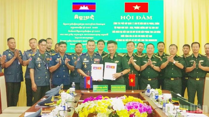 Đại diện Ban Chỉ huy Bộ đội Biên phòng tỉnh Lâm Đồng và Bộ Chỉ huy Hiến binh tỉnh Mondulkiri ký kết Biên bản hội đàm.