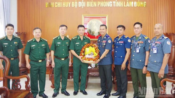 Hai đoàn đại biểu chụp ảnh lưu niệm, khẳng định quyết tâm tăng cường đoàn kết, hữu nghị, hợp tác, góp phần xây dựng tuyến biên giới Việt Nam-Campuchia hòa bình, ổn định và phát triển.