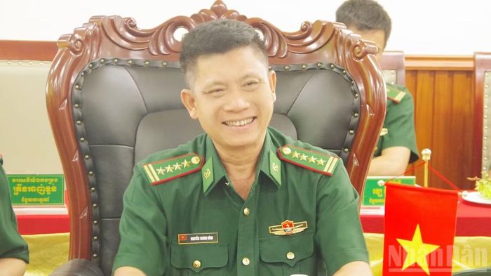 Đại tá Nguyễn Thành Đính, Ban Chỉ huy Bộ đội Biên phòng tỉnh Lâm Đồng trao đổi, thống nhất các nội dung phối hợp thực hiện nhiệm vụ quản lý, bảo vệ biên giới trong thời gian tới.