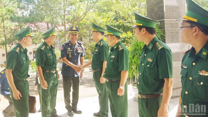 Đoàn đại biểu Ban Chỉ huy Bộ đội Biên phòng tỉnh Lâm Đồng chào đón đoàn Bộ Chỉ huy Hiến binh tỉnh Mondulkiri, Vương quốc Campuchia dự hội đàm.