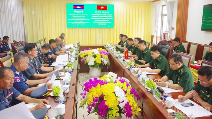 Quang cảnh hội đàm giữa Ban Chỉ huy Bộ đội Biên phòng tỉnh Lâm Đồng, Việt Nam và Bộ Chỉ huy Hiến binh tỉnh Mondulkiri, Vương quốc Campuchia.