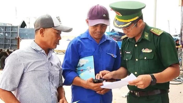 Cán bộ Biên phòng tỉnh Đắk Lắk tuyên truyền, hướng dẫn ngư dân về khu vực cấm khai thác thủy sản có thời hạn ở vùng ven bờ, vùng lộng và vùng nội địa trên địa bàn tỉnh. (Ảnh: CTV)