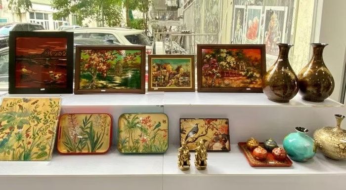 Các sản phẩm thủ công mỹ nghệ tham gia cuộc thi. (Ảnh: NGUYÊN TRANG)