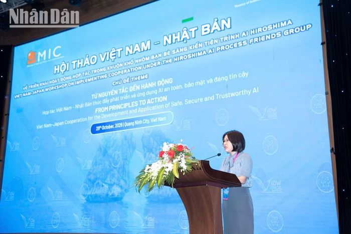 Bà Nguyễn Thị Ngọc Trang, Quyền Viện trưởng Viện Công nghệ số và chuyển đổi số quốc gia (Bộ Khoa học và Công nghệ) phát biểu khai mạc hội thảo. (Ảnh: MINH DUY)