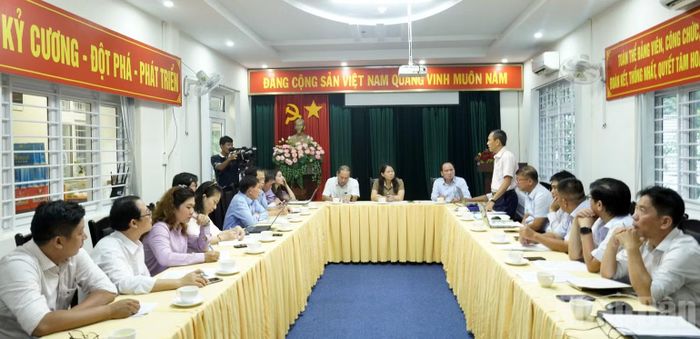 Đoàn khảo sát nghe báo cáo về tình hình bảo tồn chim yến, khai thác, quản lý và sử dụng yến sào. (Ảnh: Lê Đình Thìn).