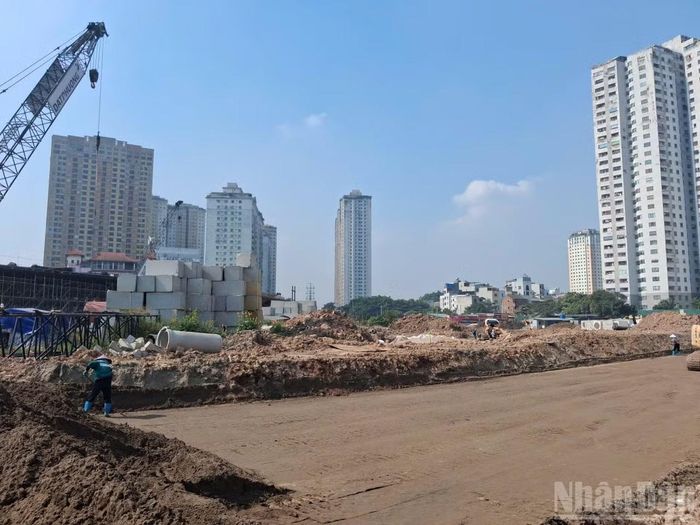 Giải phóng mặt bằng cho thi công dự án là vấn đề gây kéo dài thời gian với đa số dự án xây dựng hạ tầng giao thông. Nhận sự chỉ đạo sát sao của lãnh đạo thành phố Hà Nội, phường Thanh Liệt đã quyết liệt dứt điểm công tác giải phóng mặt bằng cho dự án đường 70. (Ảnh KIM CƯƠNG)