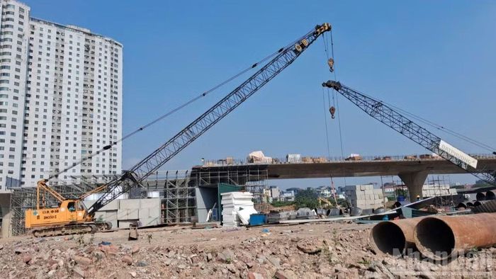 Có mặt bằng sạch thi công, đơn vị thi công có điều kiện tăng tốc tiến độ dự án nhằm sớm đưa tuyến đường vào hoạt động. (Ảnh KIM CƯƠNG)