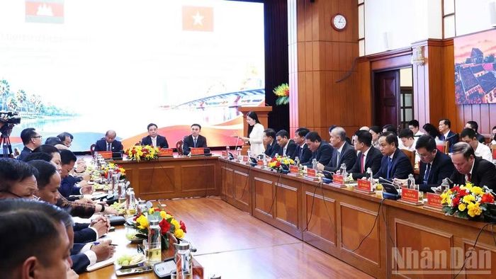 Quang cảnh buổi làm việc. (Ảnh: ANH ĐÀO)