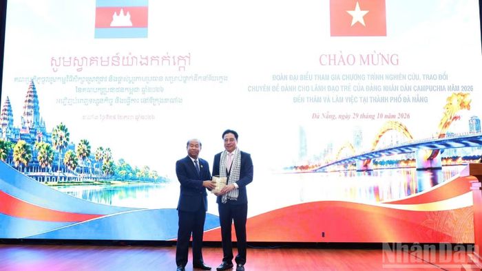 Phó Bí thư Thường trực Thành ủy Đà Nẵng Nguyễn Khắc Toàn tiếp Đoàn lãnh đạo trẻ Đảng Nhân dân Campuchia. (Ảnh: ANH ĐÀO)