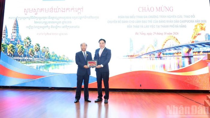 Phó Bí thư Thường trực Thành ủy Đà Nẵng Nguyễn Khắc Toàn tiếp Đoàn lãnh đạo trẻ Đảng Nhân dân Campuchia. (Ảnh: ANH ĐÀO)