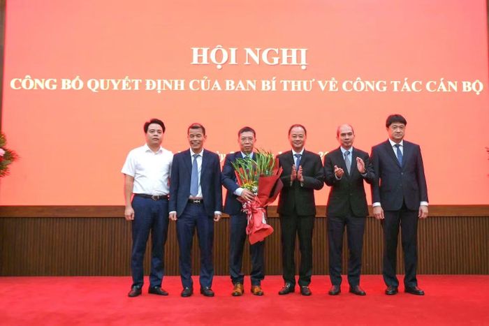 Lãnh đạo Viện Hàn lâm Khoa học và Công nghệ Việt Nam tặng hoa chúc mừng Giáo sư, Tiến sĩ Trần Đại Lâm. (Ảnh GIANG SƠN)