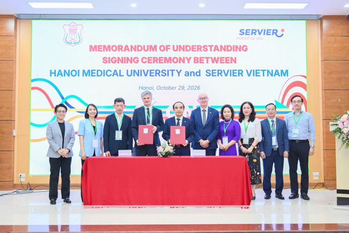 Lễ ký kết thỏa thuận khung giữa Trường đại học Y Hà Nội và Công ty TNHH Servier Việt Nam. Tham dự có Giáo sư, Tiến sĩ Nguyễn Hữu Tú, Hiệu trưởng Trường đại học Y Hà Nội, cùng Ban Giám hiệu và lãnh đạo các đơn vị trực thuộc; ông Aymeric Menard, Tổng Giám đốc Servier Việt Nam cùng đại diện lãnh đạo công ty. (Ảnh: BTC)