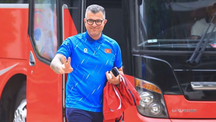 Huấn luyện viên Cristiano Roland trở về cùng các tuyển thủ. (Ảnh: VFF)