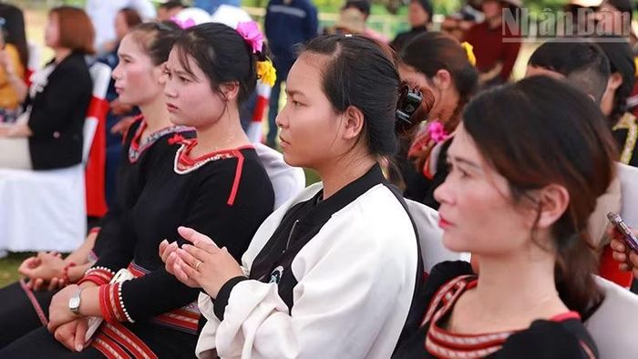 Đông đảo đồng bào dân tộc thiểu số tại địa phương đến tham gia ngày hội. (Ảnh: PHÚC THẮNG)