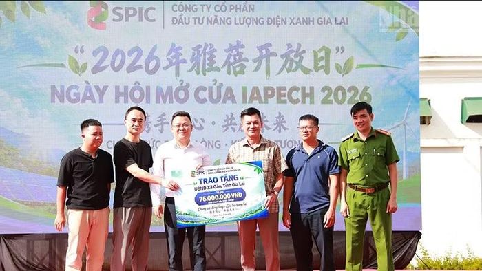 Trao tặng xã Gào 76 triệu đồng tại ngày hội. (Ảnh: PHÚC THẮNG)