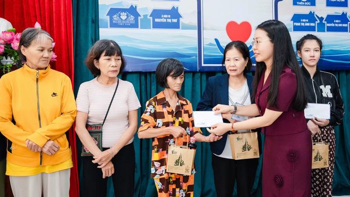 Những phần quà gồm nhu yếu phẩm thiết yếu và tiền mặt được trao tận tay người nhận, góp phần sẻ chia khó khăn và tiếp thêm động lực trong cuộc sống.