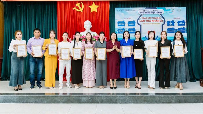 Hội Liên hiệp Phụ nữ phường Quy Nhơn đã trao giấy chứng nhận cho đoàn.
