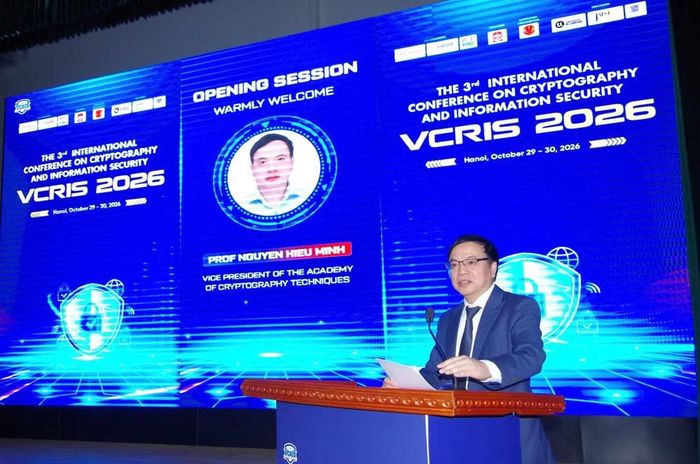 Giáo sư, Tiến sĩ Nguyễn Hiếu Minh, Phó Giám đốc Học viện Kỹ thuật mật mã, Trưởng Ban Tổ chức phát biểu khai mạc VCRIS 2026. Ảnh: Học viện Kỹ thuật mật mã