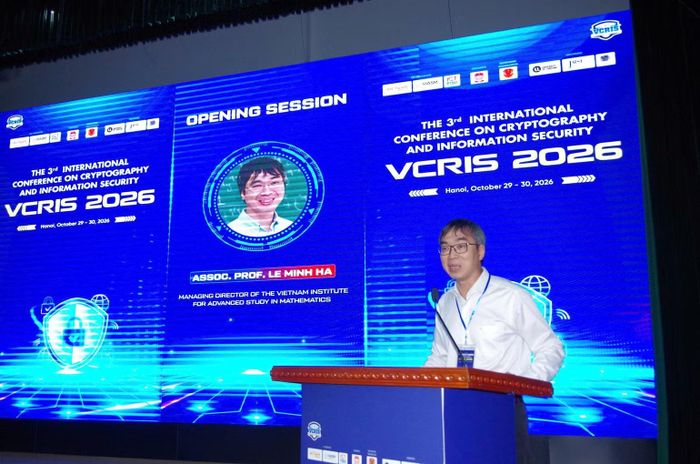 Phó Giáo sư, Tiến sĩ Lê Minh Hà, Giám đốc điều hành Viện Nghiên cứu cao cấp về Toán phát biểu chào mừng tại phiên khai mạc VCRIS 2026. Ảnh: Học viện Kỹ thuật mật mã