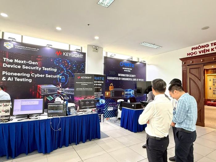Trưng bày các giải pháp công nghệ bên lề sự kiện. Ảnh: TRÀ MY
