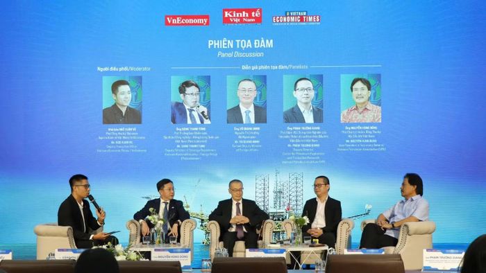 Tại phiên tọa đàm, các chuyên gia và doanh nghiệp đã cùng trao đổi chia sẻ để đưa ra chiến lược phát triển ngành dầu khí bền vững. (Ảnh: LÊ CHI)