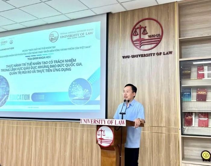 Phó Giáo sư, Tiến sĩ Trịnh Tiến Việt, Phó Hiệu trưởng Trường đại học Luật, Đại học Quốc gia Hà Nội phát biểu tại tọa đàm. (Ảnh: QUỲNH TRANG) 
