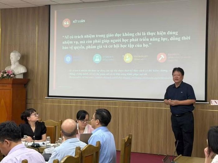 Tiến sĩ Đinh Văn Dũng - Viện Công nghệ thông tin, Đại học Quốc gia Hà Nội trình bày tham luận tại toạ đàm. (Ảnh: QUỲNH TRANG)