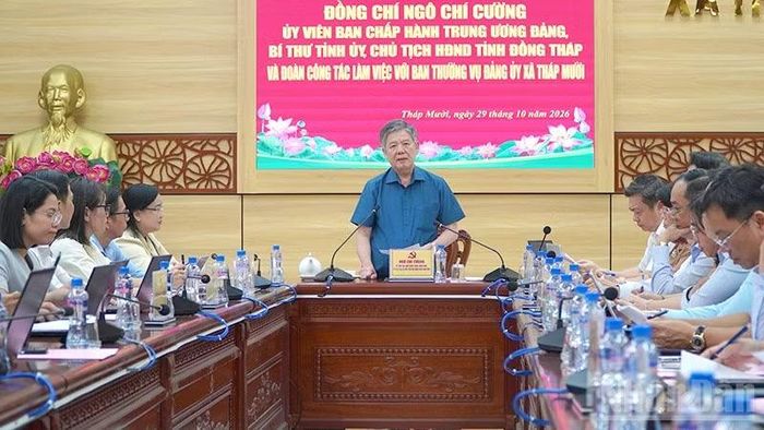 Bí thư Tỉnh ủy Đồng Tháp Ngô Chí Cường phát biểu tại buổi làm việc với Đảng ủy xã Tháp Mười. (Ảnh: HỮU NGHĨA)