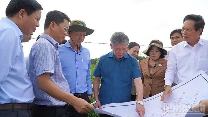 Đoàn công tác khảo sát dự án tại xã Tháp Mười, tỉnh Đồng Tháp. (Ảnh: HỮU NGHĨA)