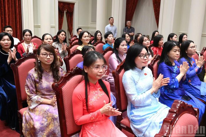 Các nữ Đại biểu Quốc hội khóa XVI tham dự cuộc gặp mặt.