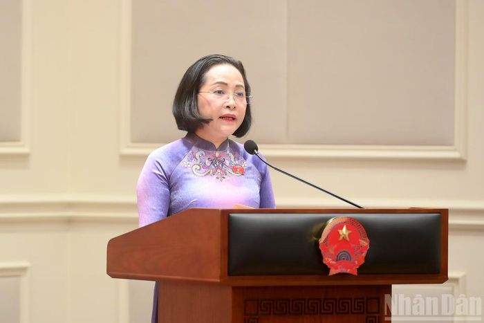  Đồng chí Nguyễn Thị Thanh, Ủy viên Trung ương Đảng, Phó Chủ tịch Quốc hội, Chủ tịch Nhóm nữ Đại biểu Quốc hội﻿ khóa XVI phát biểu tại cuộc gặp mặt. 