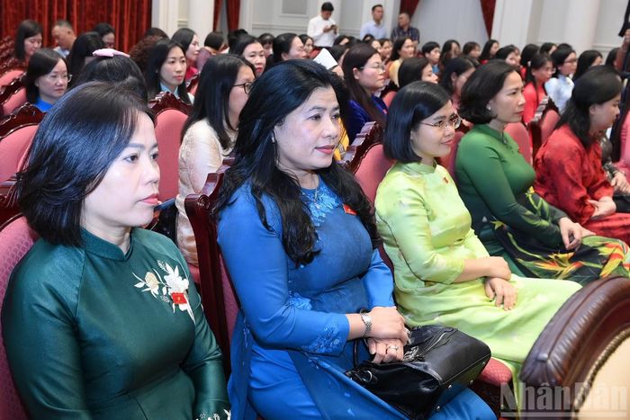 Các nữ Đại biểu Quốc hội khóa XVI tham dự cuộc gặp mặt.